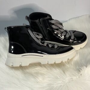 Sketchers Roadies Surge - Ava Max